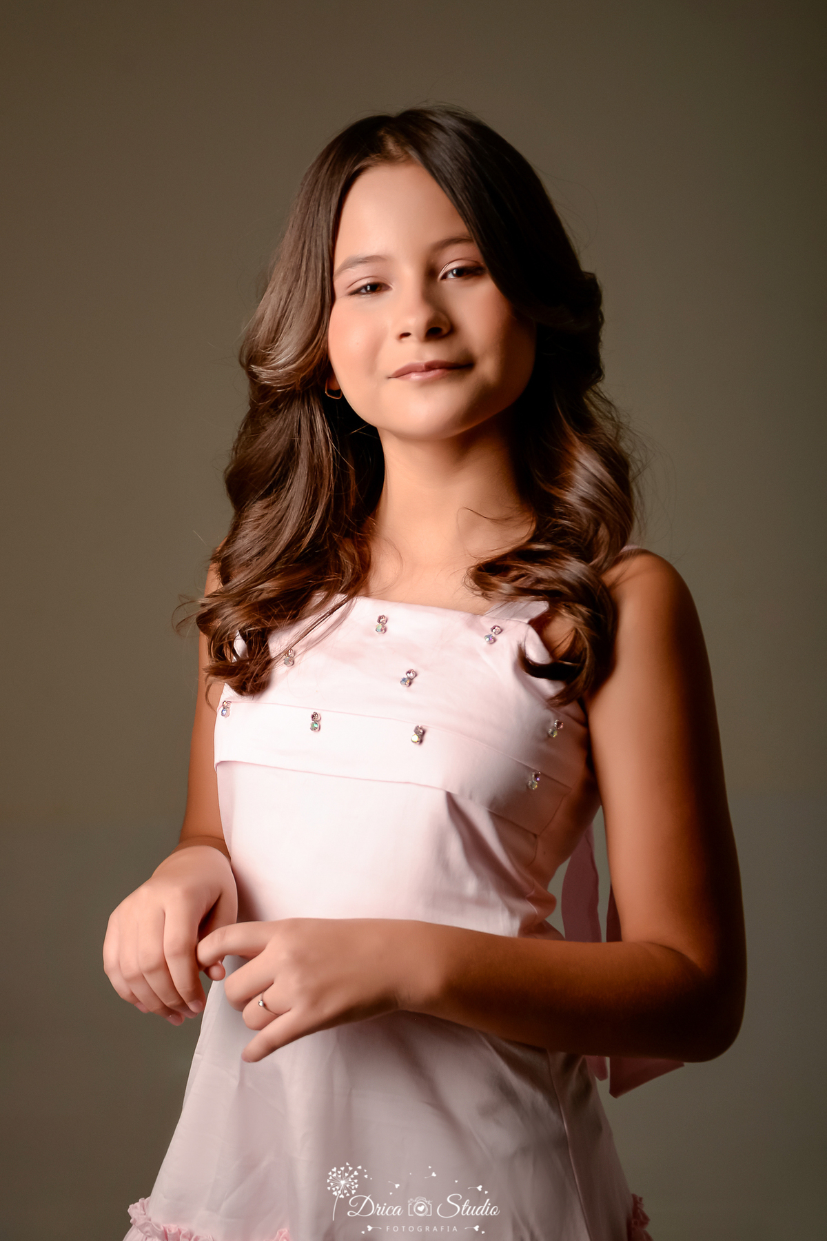 Drica studio - ensaio fotografico infantil - xinguara - pará - Retrato infantil feminino com iluminação artística em estúdio, menina de 11 anos usando vestido rosa claro, ensaio profissional.