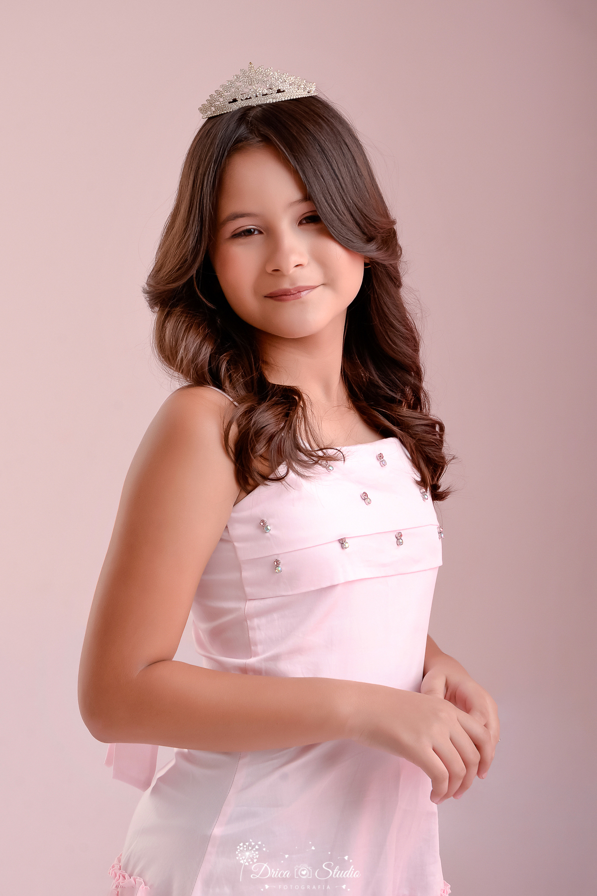 Drica studio - ensaio fotografico infantil - xinguara - pará - Retrato close feminino infantil em estúdio, menina de 11 anos com vestido rosa e tiara, fundo rosa suave, ensaio profissional de aniversário.