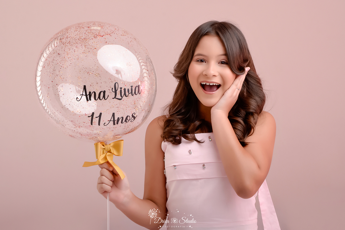 Drica studio - ensaio fotografico infantil - aniversário 11 anos - xinguara - pará - menina segurando balão transparente com o no 