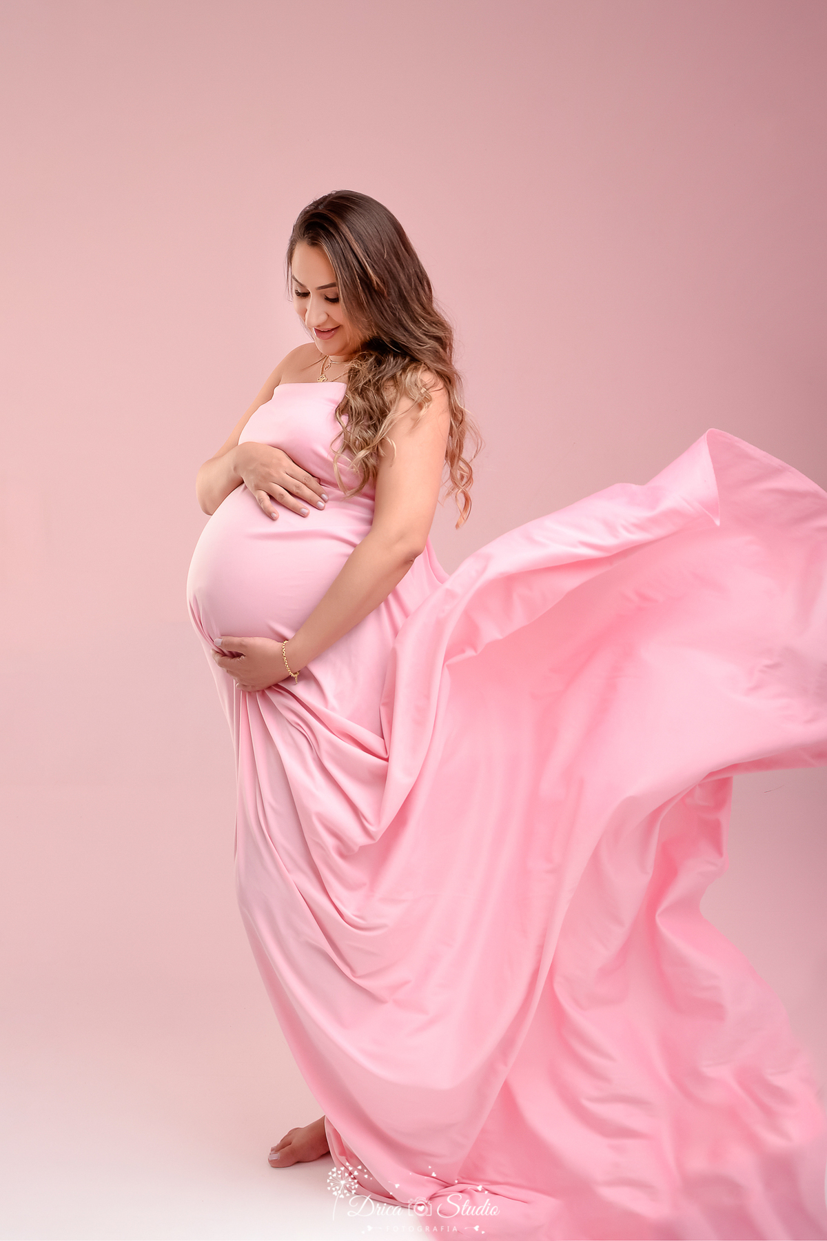 drica studio - ensaio fotografico gestação - xinguara - pará - gestante com vestido rosa esvoaçante em estúdio, book profissional de gravidez delicado e feminino.
