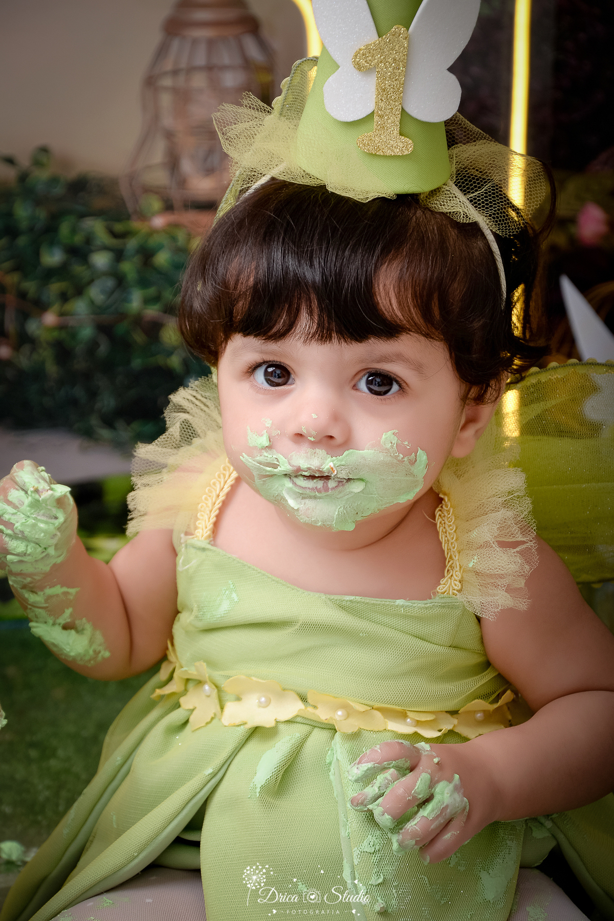 DRICA STUDIO - ENSAIO FOTOGRAFICO INFANTIL - SMASH THE CAKE - TINKER BELL - XINGUARA - BEBÊ VESTIDA DE TINKER BELL, DEGUSTANDO BOLO, COM ROSTO SUJO DE GLACÊ - FUNDO TEMA FLORESTA - 