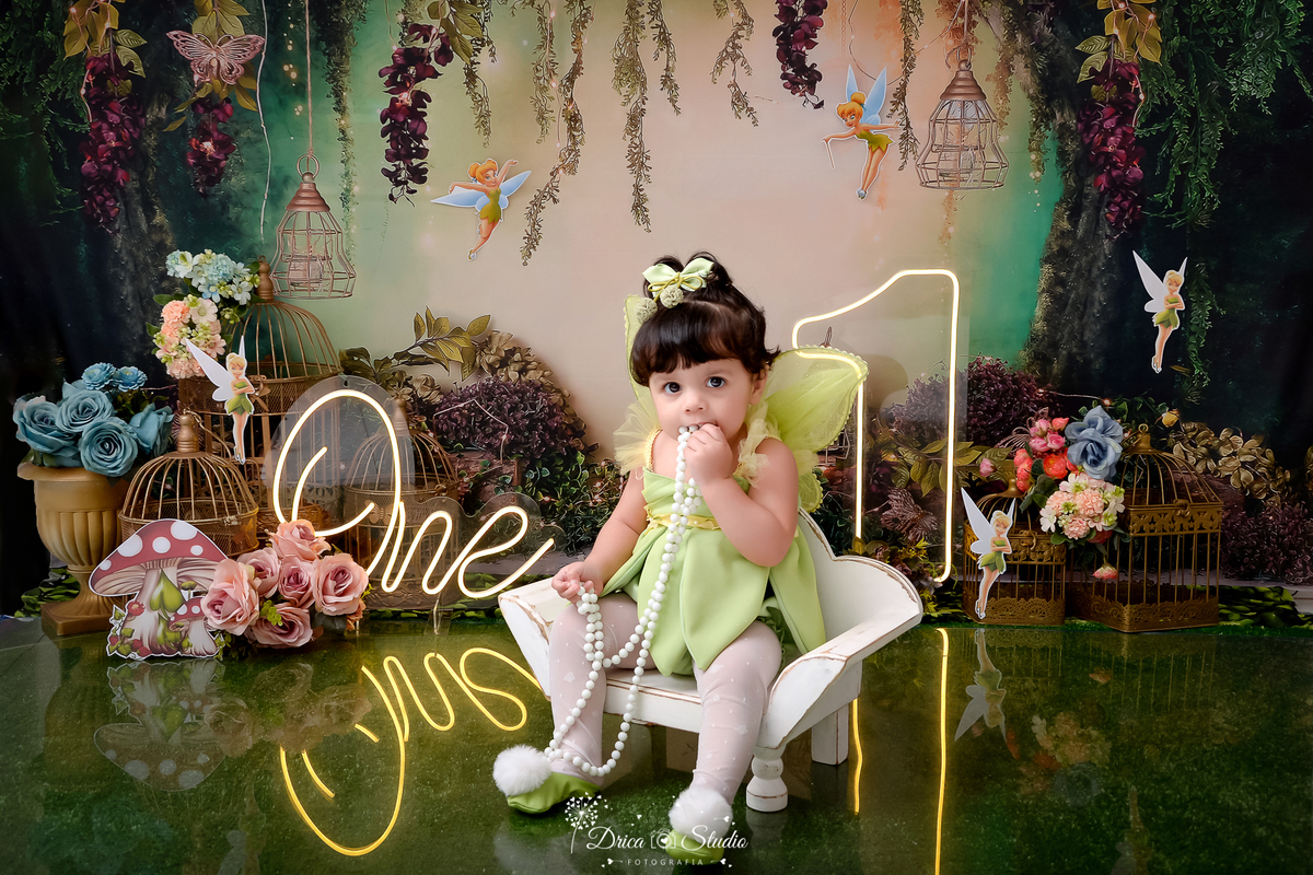 DRICA STUDIO - ENSAIO FOTOGRAFICO INFANTIL - SMASH THE CAKE - TINKER BELL - XINGUARA - PARÁ - POLTRONA DE MADEIRA BRANCA - BEBÊ VESTIDA DE TINKER BELL - ONE DE LED - FUNDO TEMA FLORESTA - CESTOS COM FLORES