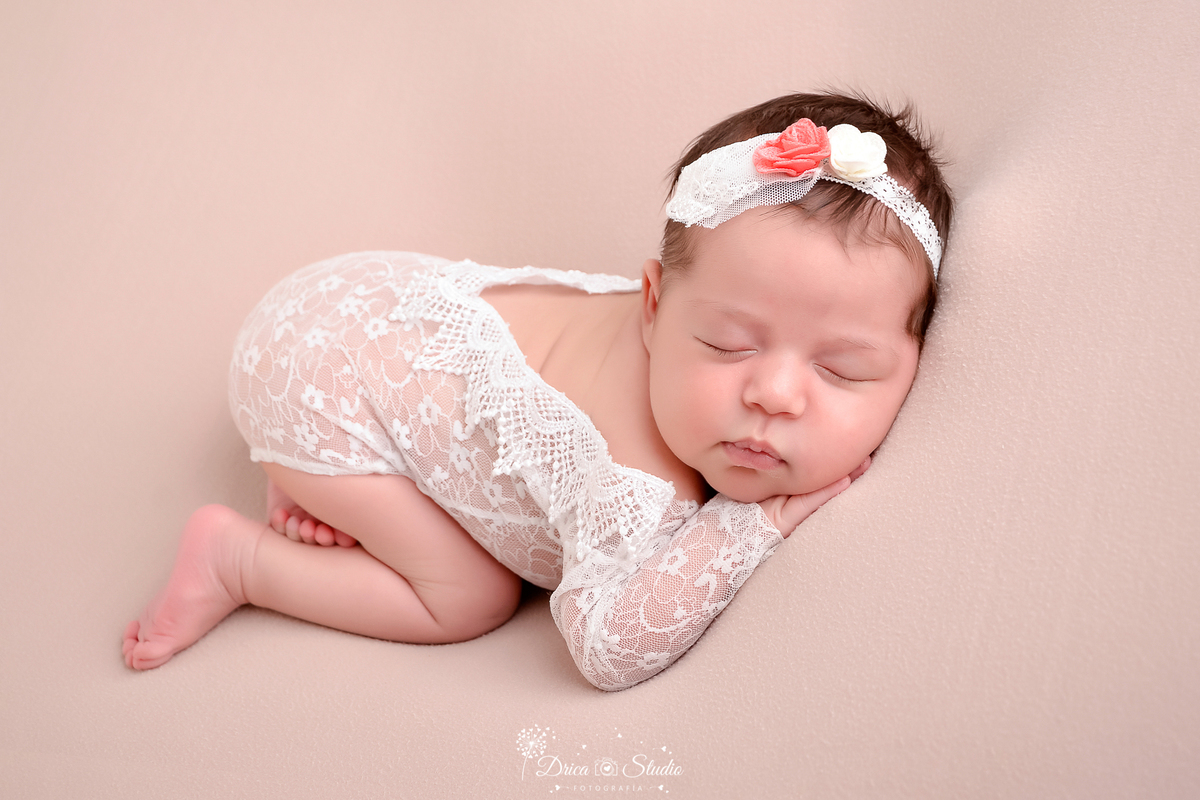 drica studio - ensaio fotografico infantil- recém-nascido- newborn-xinguara-pará-bebê dormindo em posição fetal sobre superficie macia - usando bory de renda branca - fundo neutro