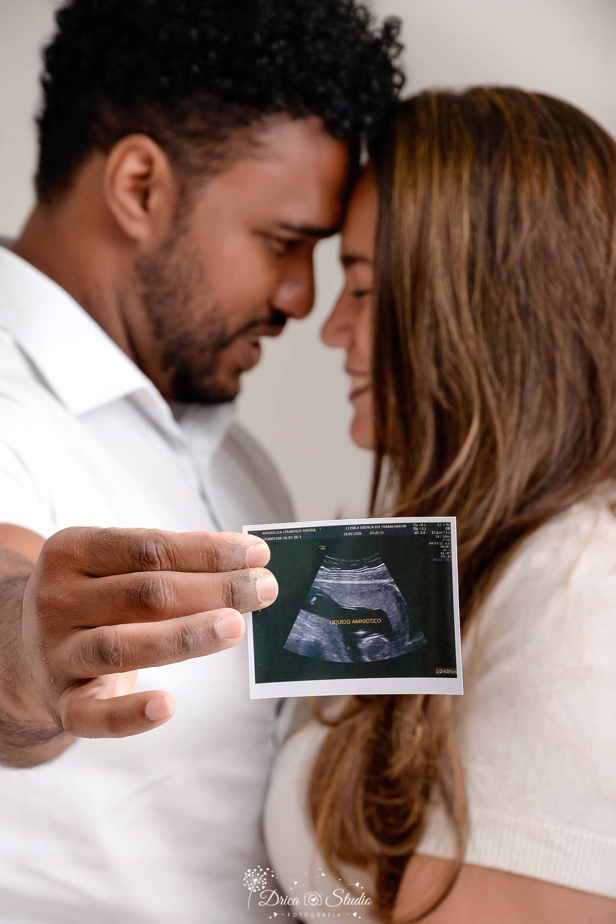 drica studio -ensaio fotografico adulto - chá revelação - sexo do bebê - xinguara - pará - casal de lado de frente um para o outro e esposo mostrando ultrassonagrafia - fundo neutro