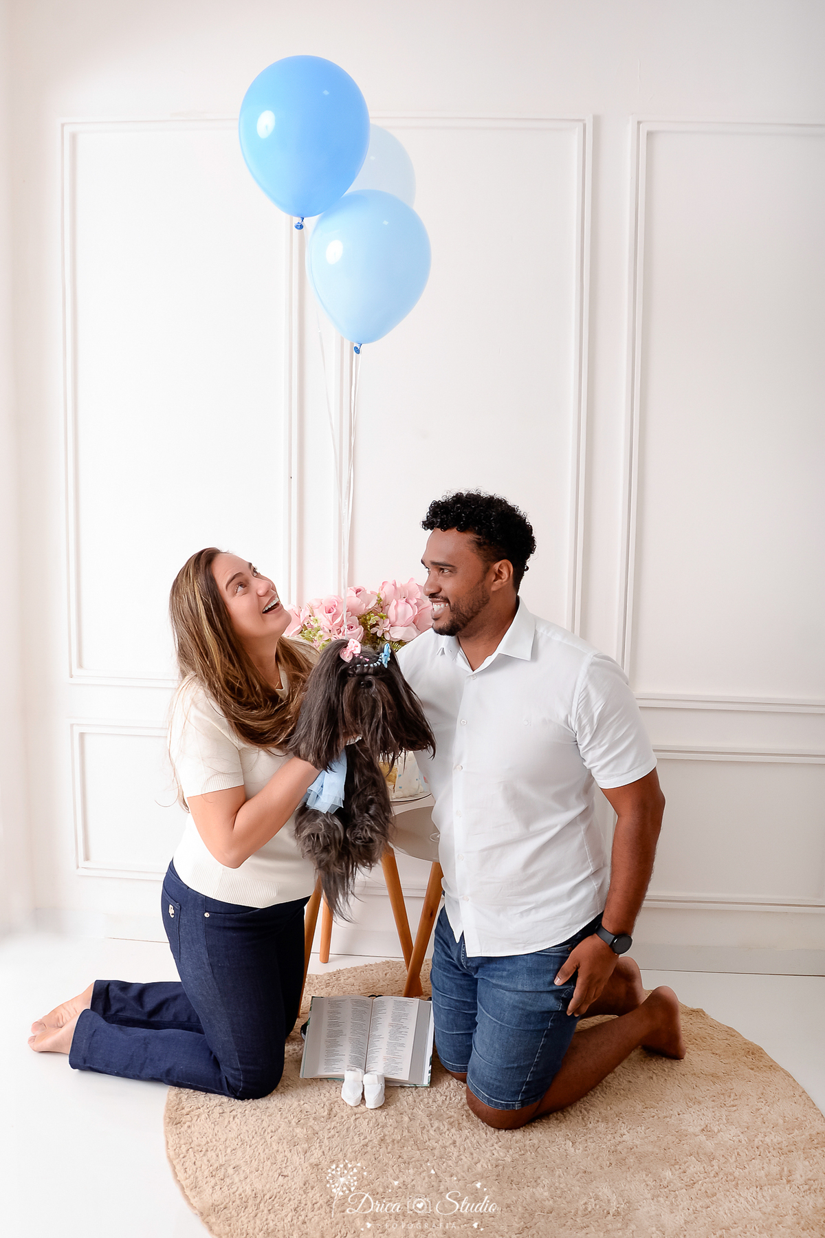 drica studio -ensaio fotografico adulto - chá revelação - sexo do bebê - xinguara - pará -com casal e pet, revelação de gravidez com balões azuis, cenário clean e delicado, fotografia de família cheia de emoção