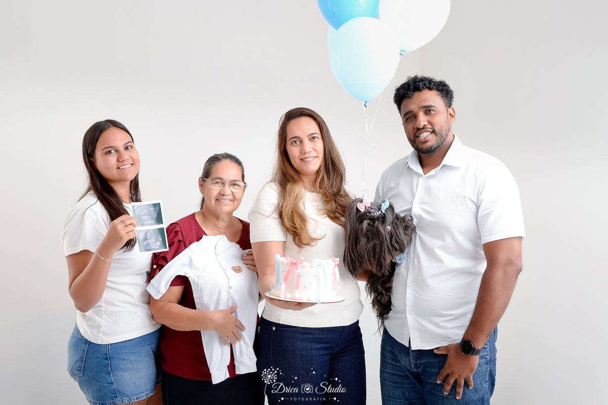 drica studio -ensaio fotografico adulto - chá revelação - sexo do bebê - xinguara - pará - casal com avó e filha, revelação de gravidez com ultrassom, bolo temático e balões azuis, fotografia de família afetiva e delicada.