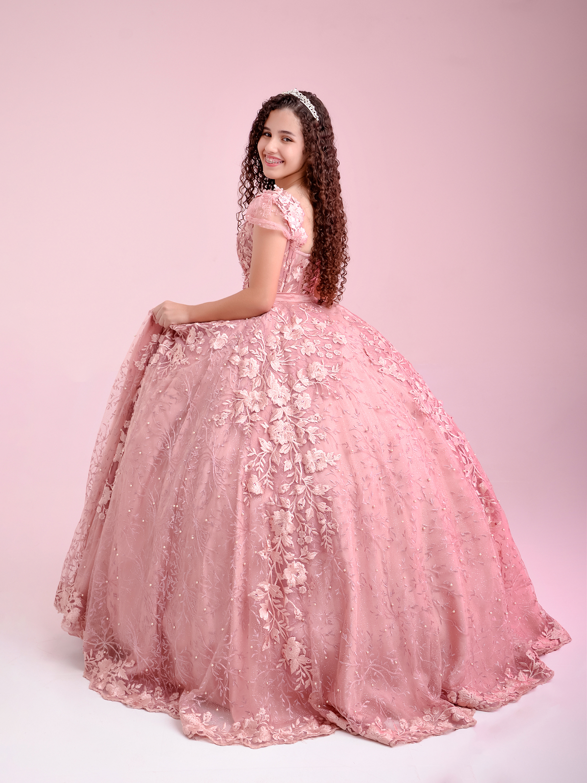 drica studio - ensaio fotografico - debutante 15 anos - aniversário - vestido debutante rose - tiara de princesa -fundo rose