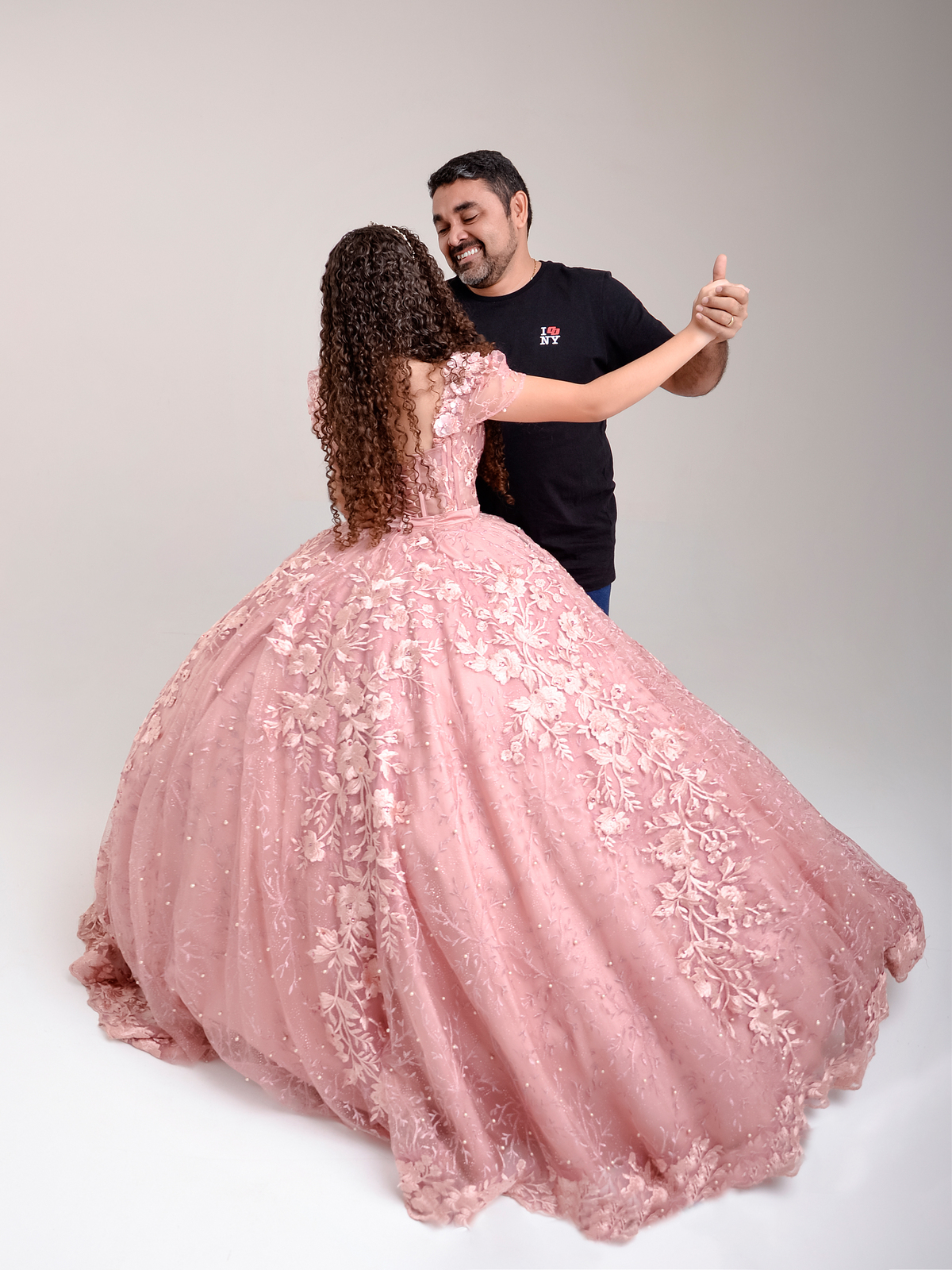 drica studio - ensaio fotografico - debutante 15 anos - aniversário - pai dançando valsa com filha deputante - vestido rose - calça e camisa preta - fundo neutro