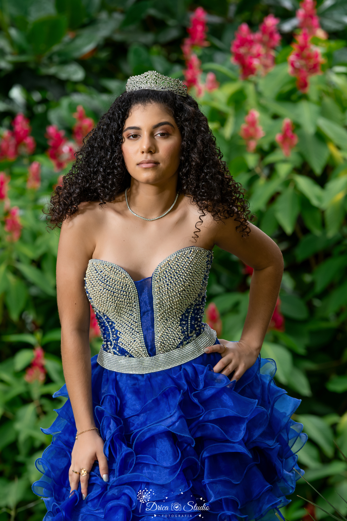 drica studio - ensaio fotografico - 15 anos - debutante - ao ar libre- vestido azul com pedraria no corpo e saia com varios babado - coroa com pedraria delicada - ao fundo bosque