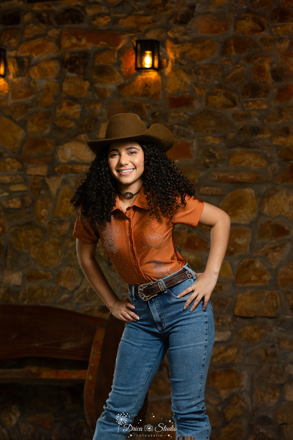 drica studio - ensaio fotografico - 15 anos - debutante - xinguara - pará - jovem usa camisa terracota, calça jeans com detalhes bordado - chapeú, cinto 