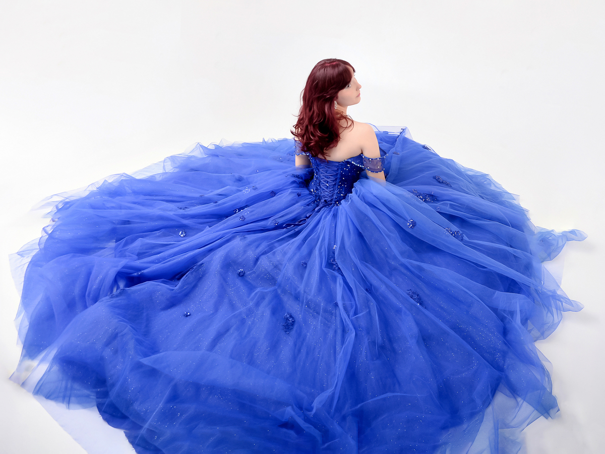 drica studio - fotos 15 anos - aniversario - debutante -  usando vestido azul -  estúdio - sentada no chão - com vestido rodado - fundo branco 