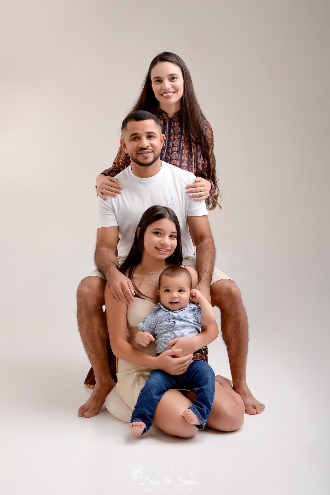 drica studio - ensaio fotografico - fotos em estúdio - xinguara/pá - smash the cake - foto em familia - mãe, pai e filhos - bebê sorrindo - luz de fundo na cor branca 