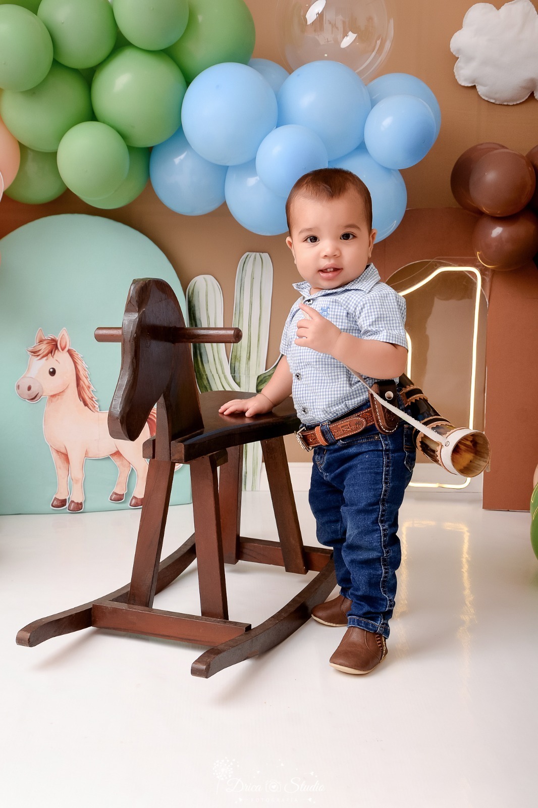 drica studio - ensaio fotografico - fotos em estúdio - xinguara/pá - smash the cake - cenário country - com cavalinho de madeira - cenário com balões - bebê com berrante -  usando calça e bota 