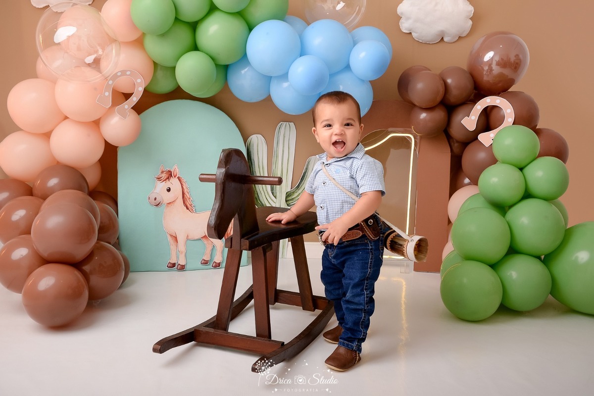 drica studio - ensaio fotografico - fotos em estúdio - xinguara/pá - smash the cake - 1 ano - cenário country -  com balões - bebê em pé com berrate -  segurando no cavalinho