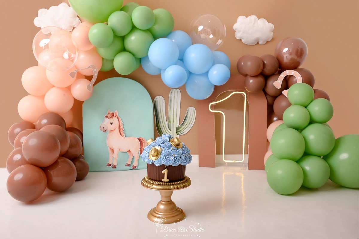 drica studio - ensaio fotografico - fotos em estúdio - xinguara/pá - smash the cake - cenário country - com balões - cavalo e cacto compoem o cenário - bolo em formato de cupcake 