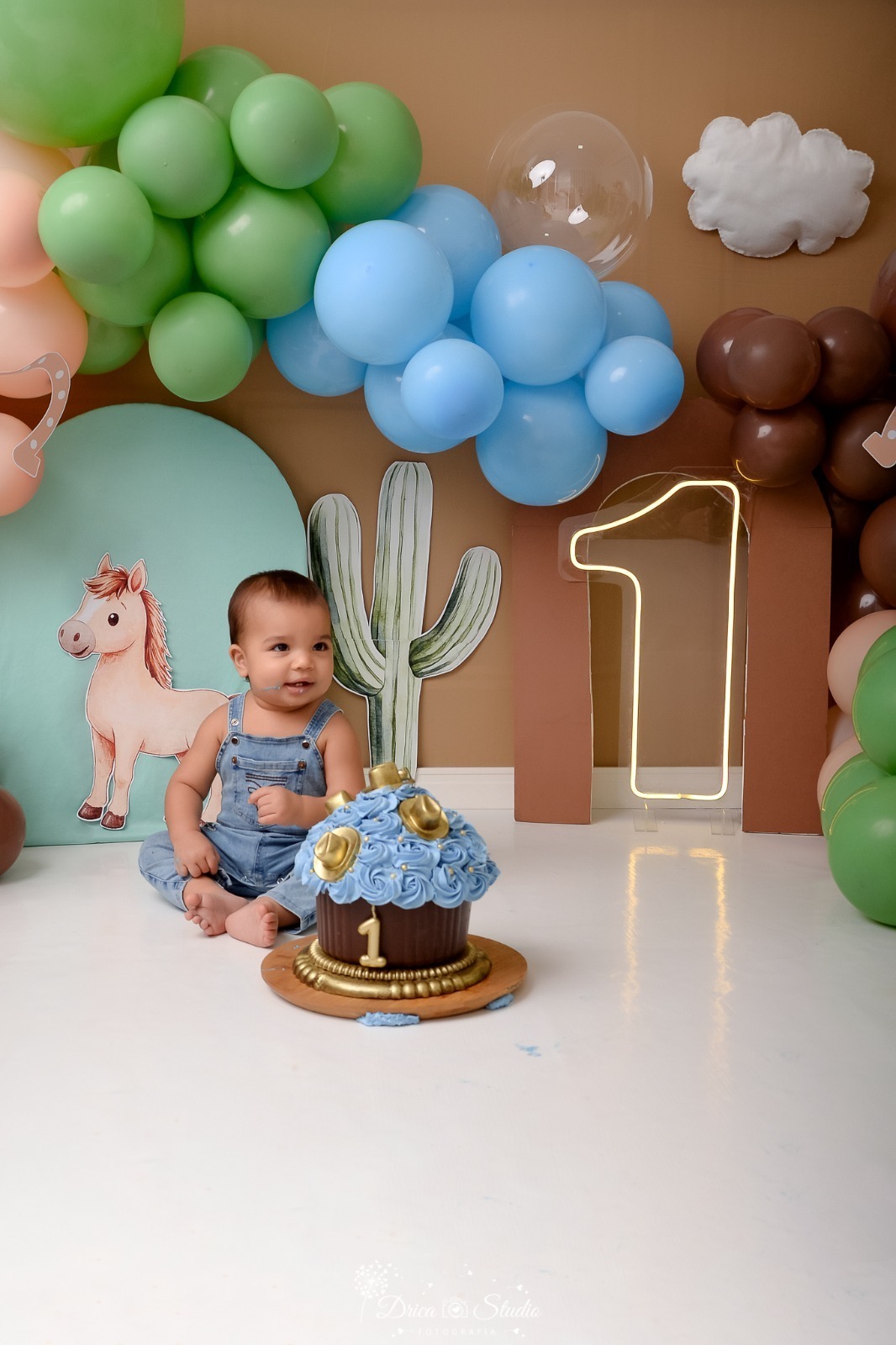 drica studio - ensaio fotografico - fotos em estúdio - xinguara/pá - smash the cake - cenário country - com balões - bebê sentado - usando macacão jeans - bolo em formaro de cupcake 