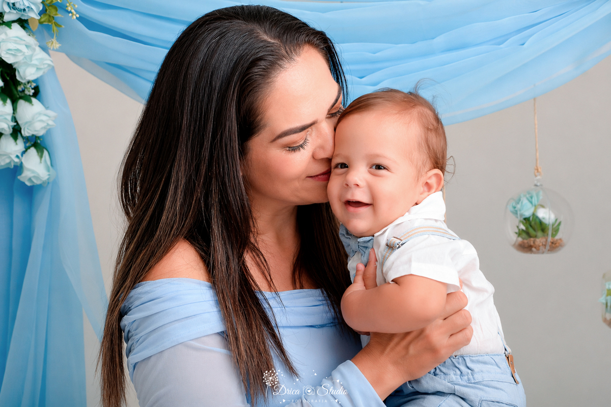 mãe e bebê juntos - em cenário azul - sorrindo - acompanhamento mensal - xinguara - pará 