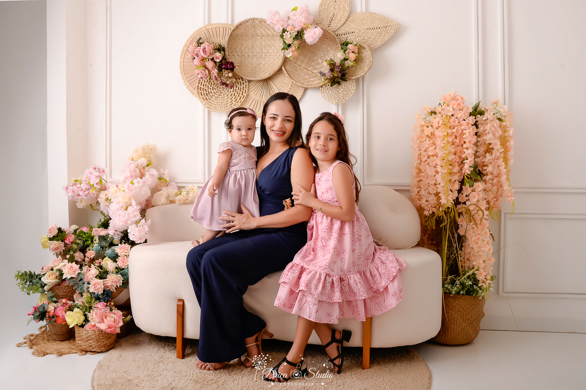 mães e filhas - cenário de dia das mães - cenário com flores - fundo branco - acompanhamento mensal - xinguara - pará 