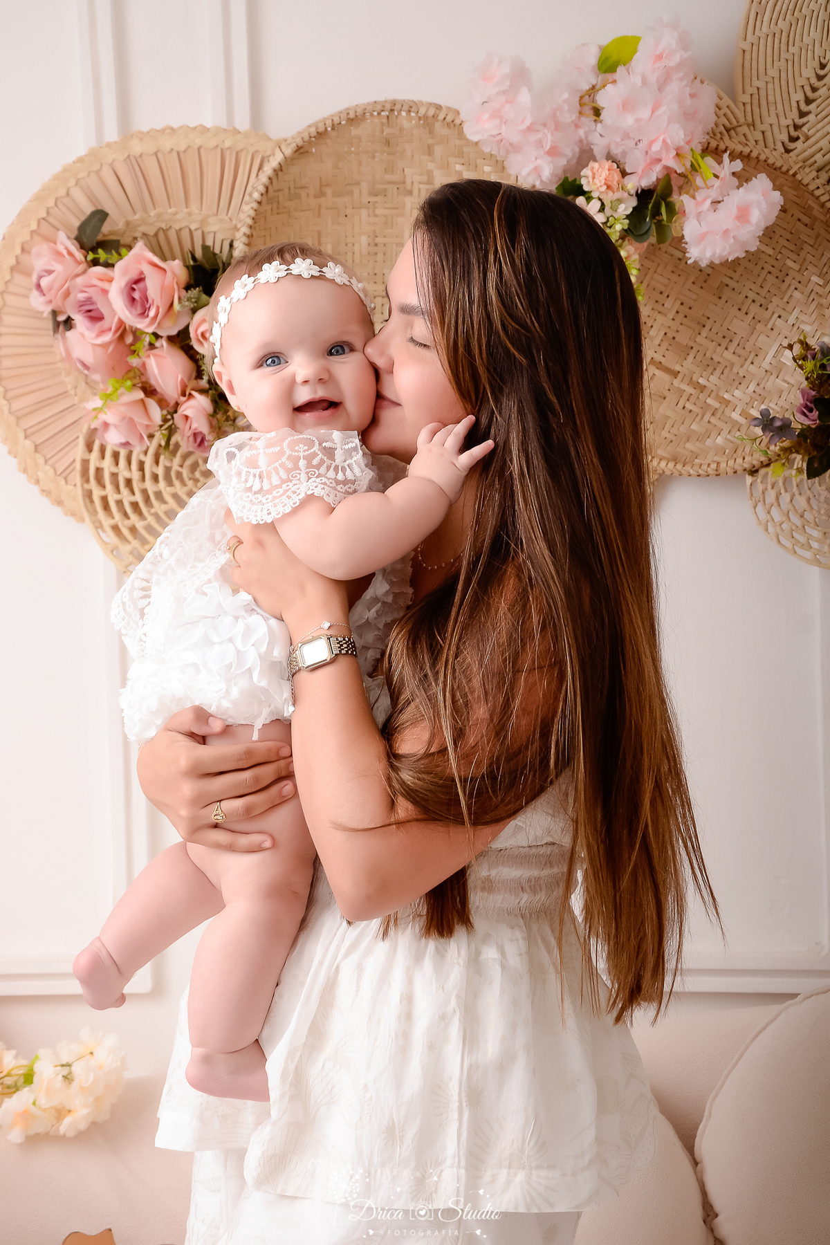 cenário de dia das maes - mamãe e bebê abraçadas - bebê usando bory de renda - acompanhamento mensal - drica studio - xinguara - pará
