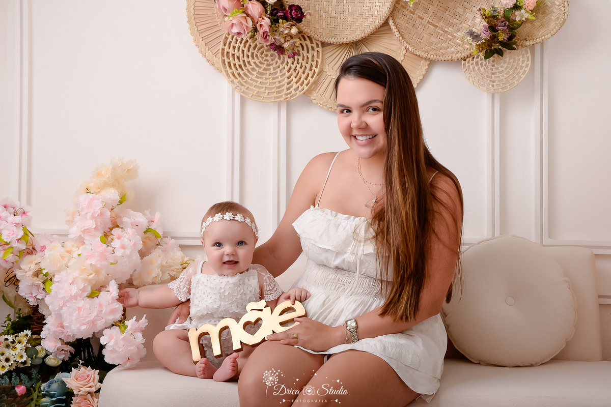 cenário de dia das mães - cenário com flores -  fundo branco - mamãe e bebê usando roupas brancas - acompanhamento mensal - drica studio - xinguara - pará 