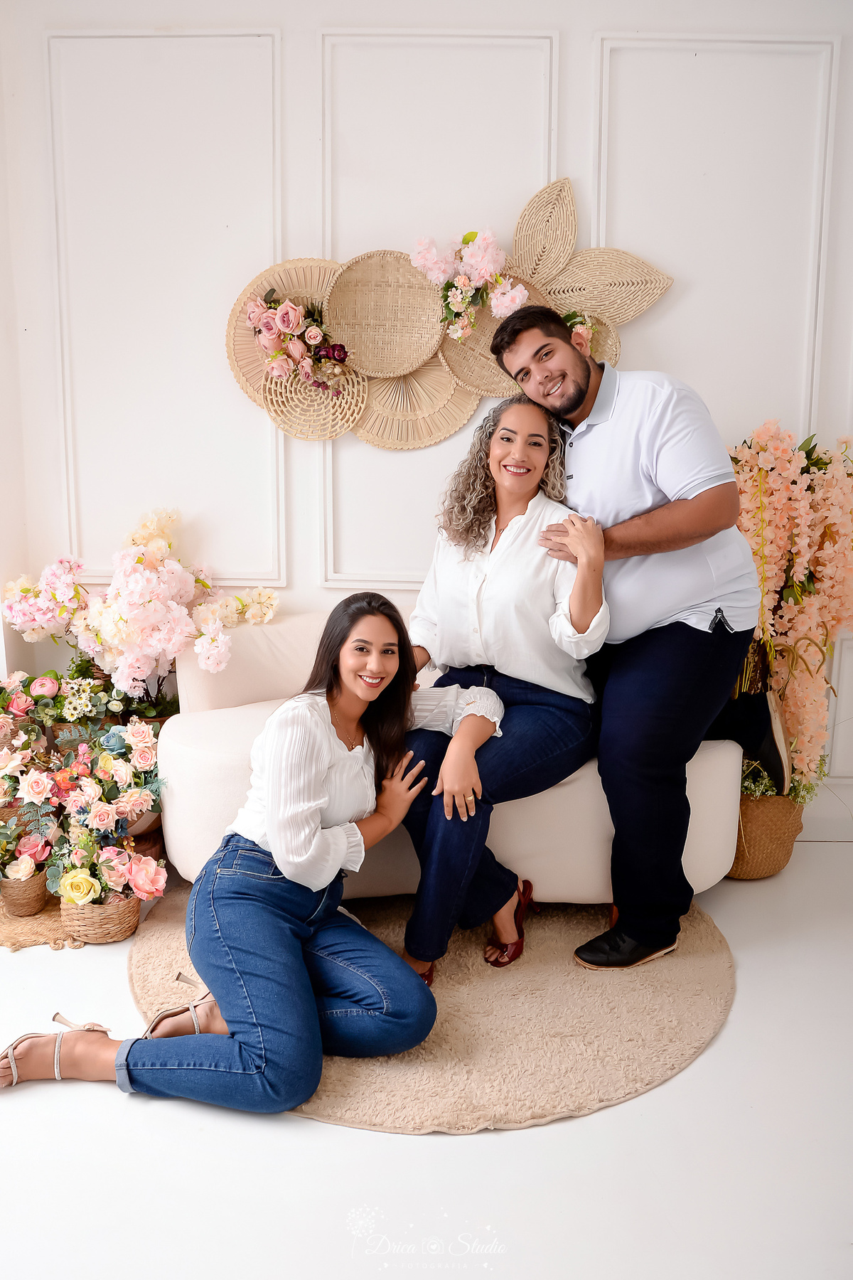 mãe e filhos - cenário de dia das mães - cenário com flores - fundo branco - sofa branco - drica studio - xinguara - pará 