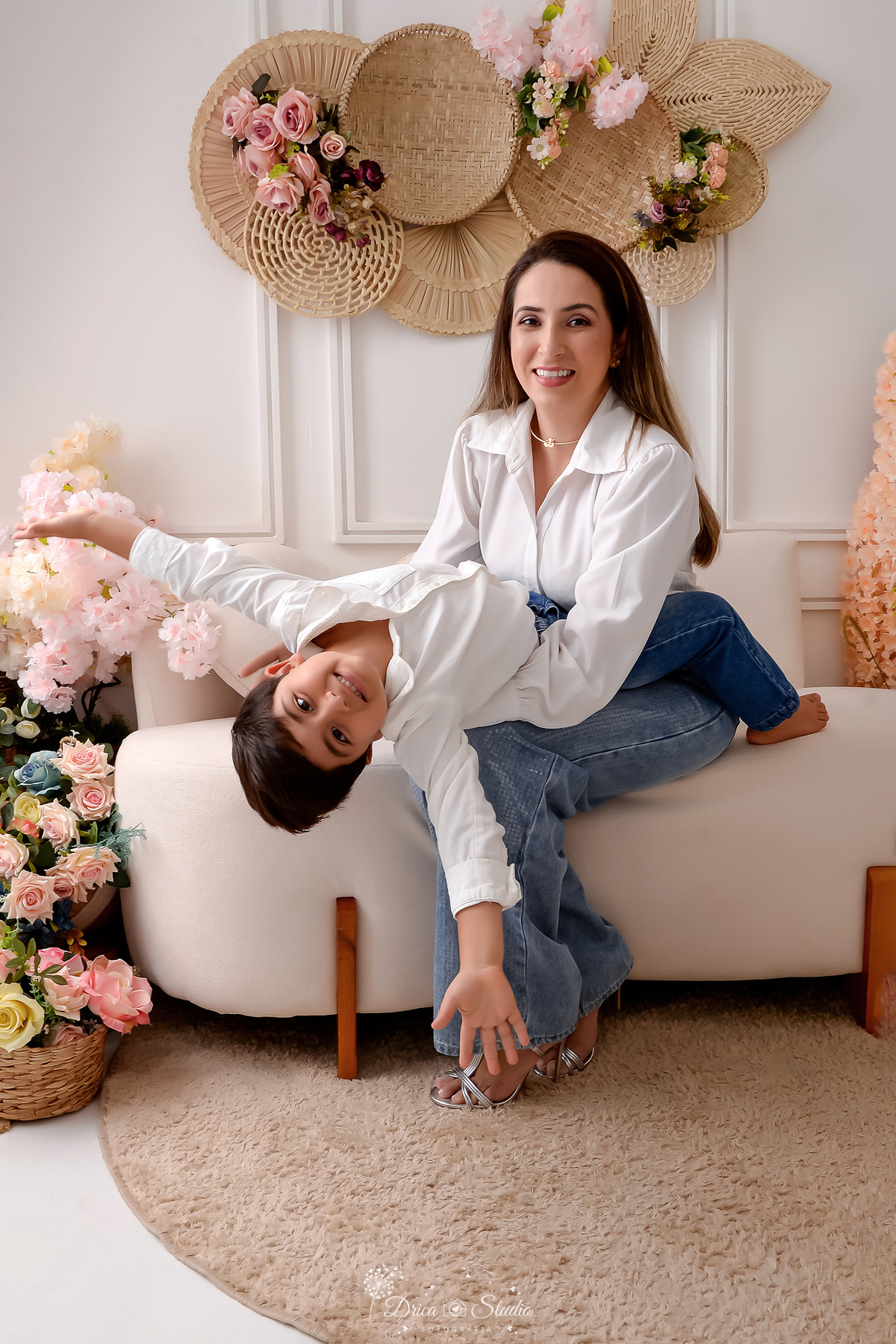 mãe e filho - cenário de dia das mães - cenário com flores - mãe e filho usando roupa branca - drica studio - xinguara - pará 