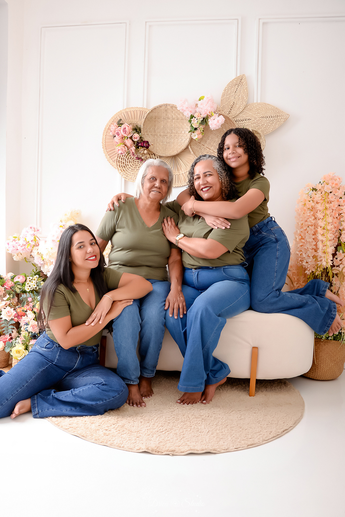 4 gerações - bizavo - vo - mãe - filha - cenário de dia das mães - cenário com flores - fundo branco - sáfa branco - drica studio - xinguara - pará 