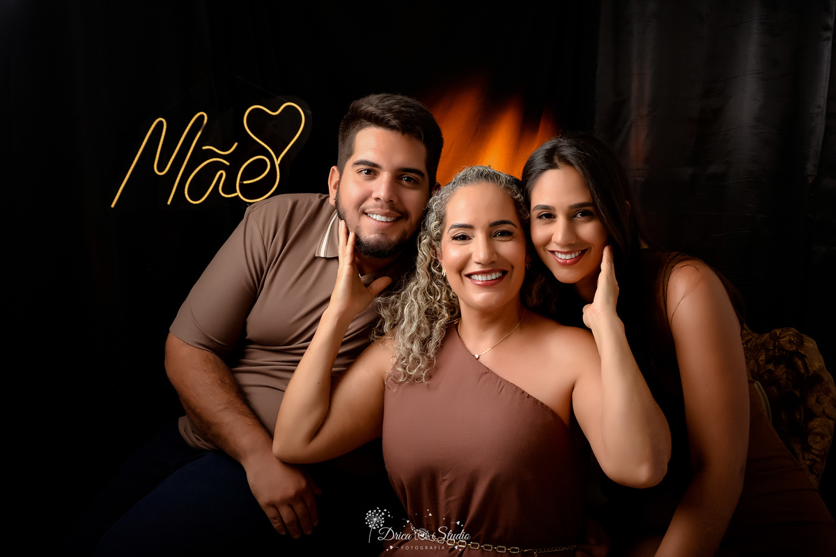 mãe e filhos - mãe de dois - fundo preto com led mãe - mãe e filhos sorrindo -  drica studio - xinguara - pará 