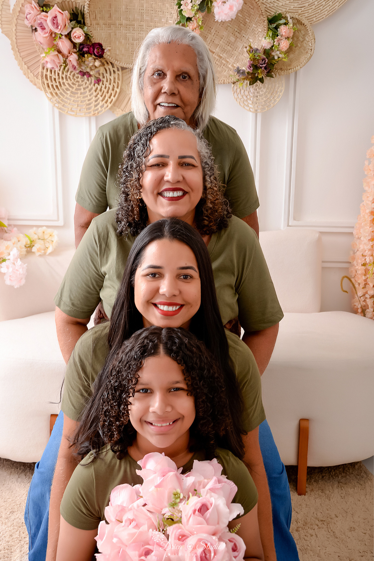 4 gerações - foto estilo escadinha - cenário de dia das mães -  fundo branco - sofá branco - drica studio 