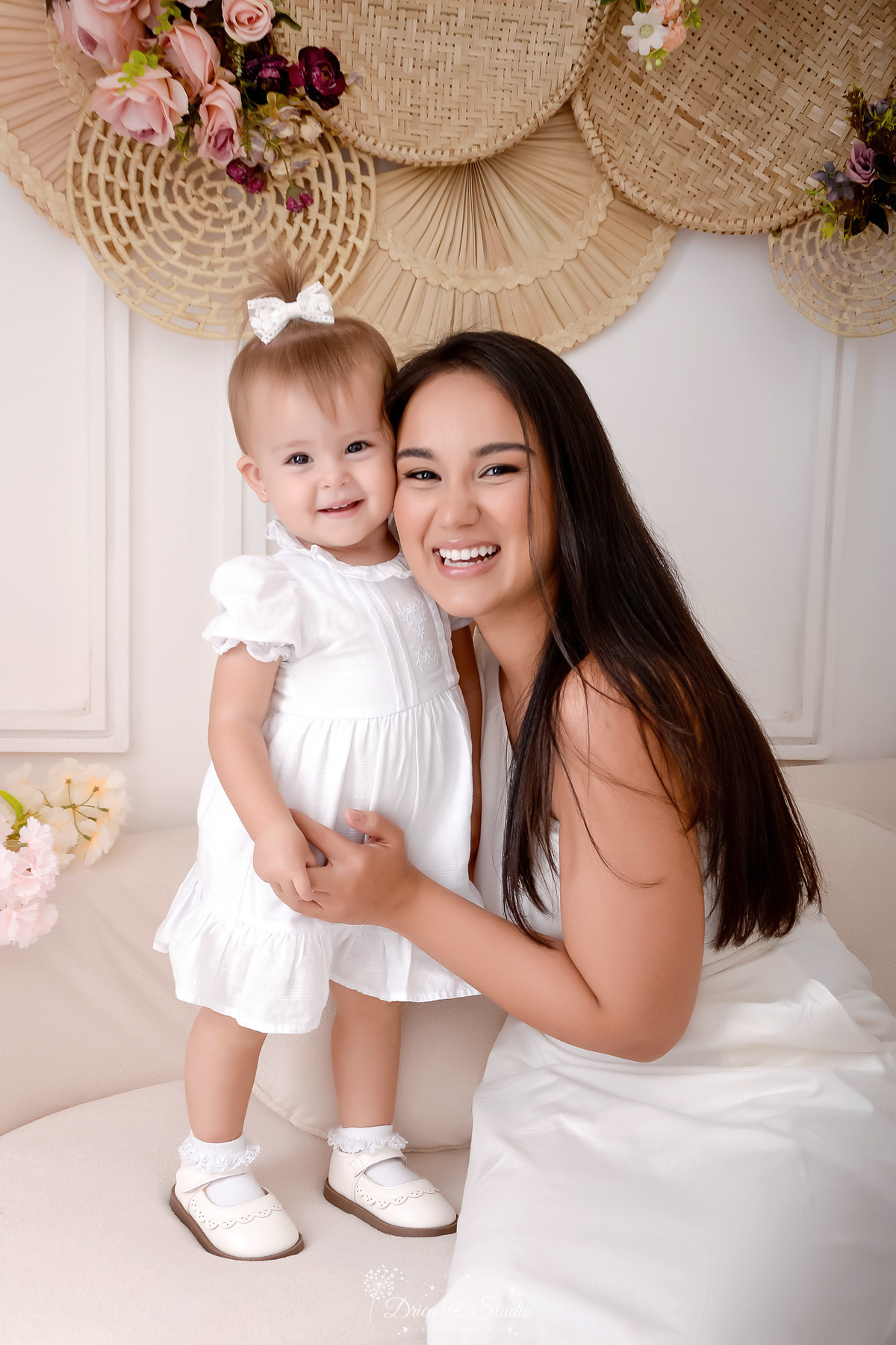 mamãe e bebê - cenário de dia das mães - cenário com flores - fundo branco - drica studio - xinguara - pará 