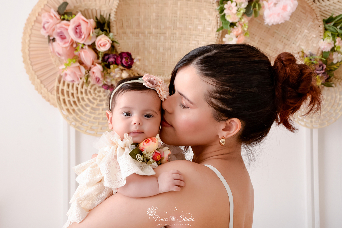 mamãe e bebê - cenário de dia das mães - cenário com flores -  acompanhamento mensal - drica studio - xinguara - pará 