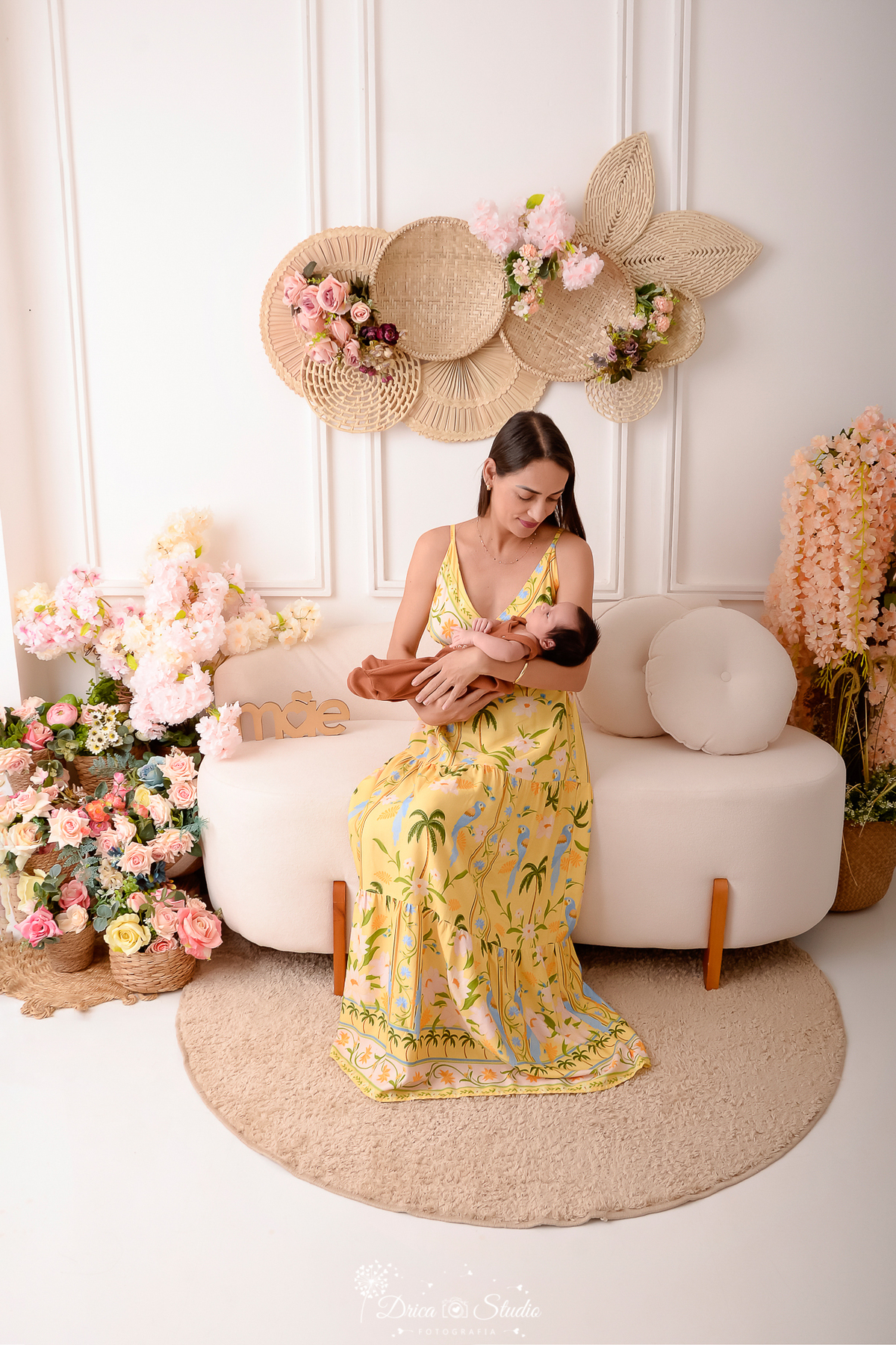 mamãe e bebê recém nascido - cenário de dia das mães - cenário com flores - fundo branco -  sofá branco - drica studio - xinguara - pará 