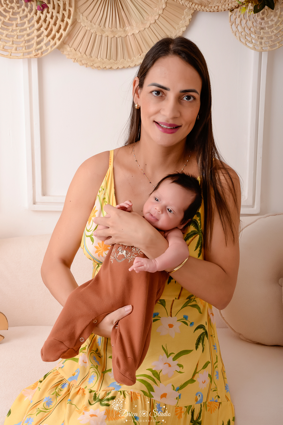 mamãe e bebê recém nascido - cenário de dia das mães - fundo branco - drica studio xinguara - pará 