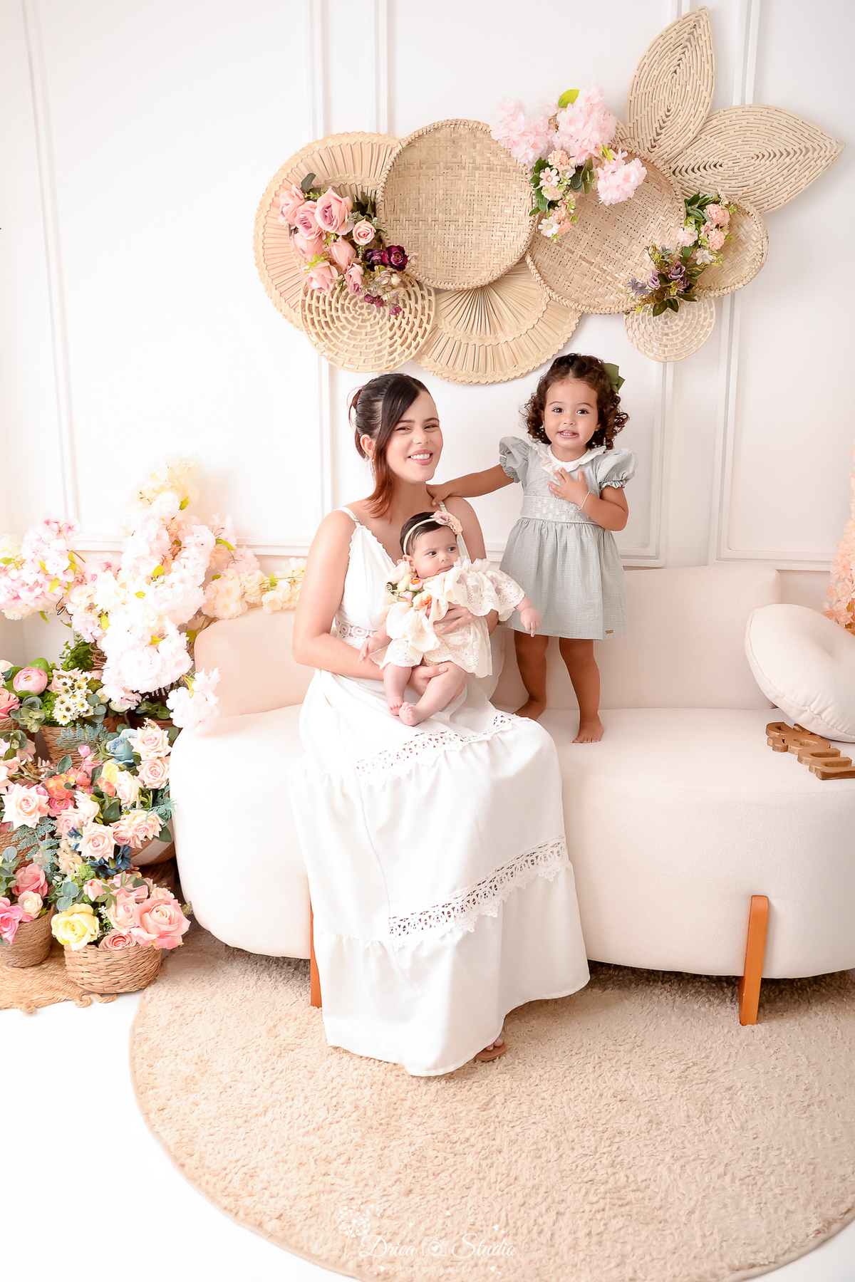 mamãe e filhas - no cenário de dia das mães -  cenário com flores - fundo branco - acompanhamento mensal - drica studio -  xinguara - pará 