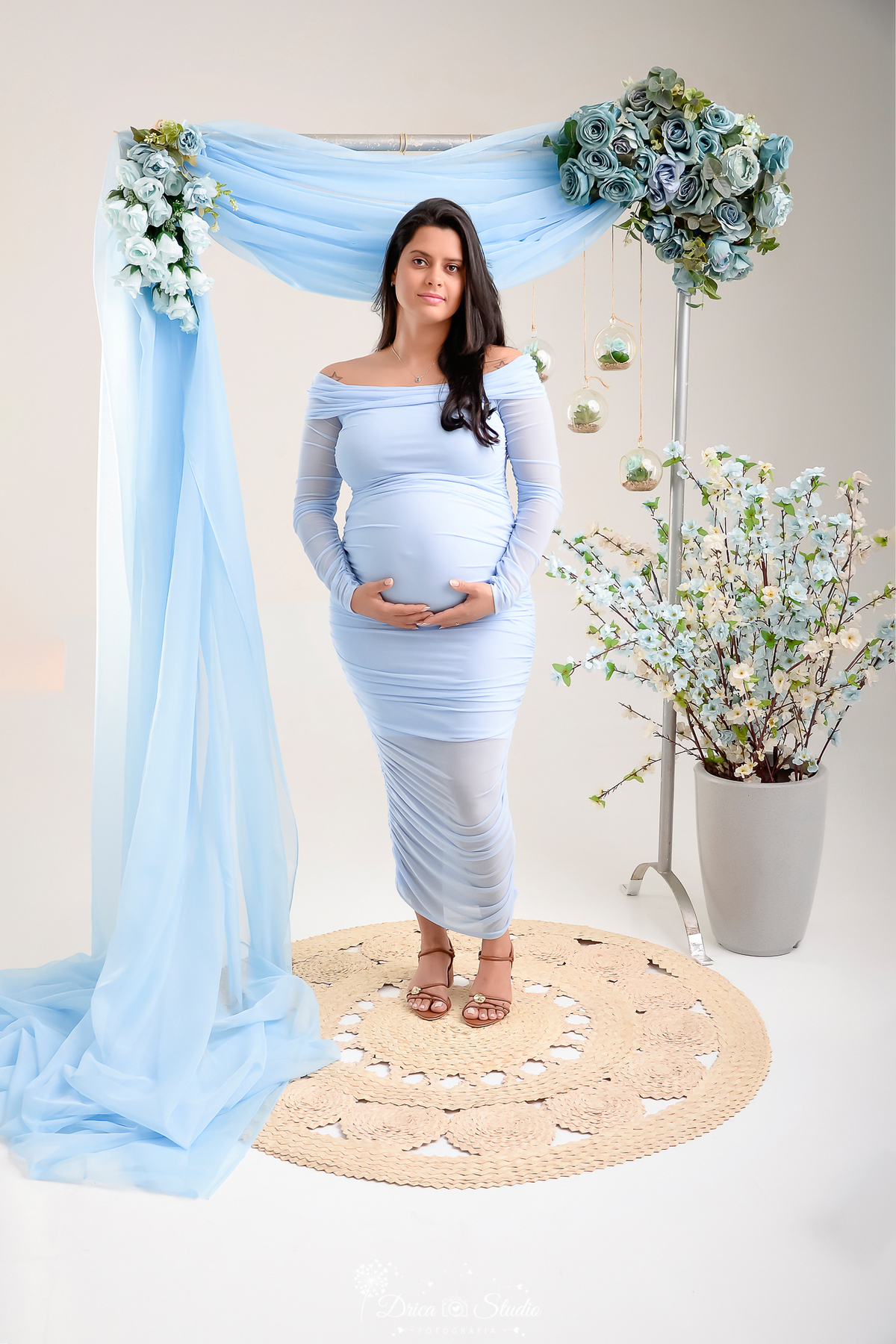mamãe gestante -  em cenário de dia das mães -  com flores azuis -  usando vestido azul - mamãe de segunda viagem - drica studio - xinguara pará