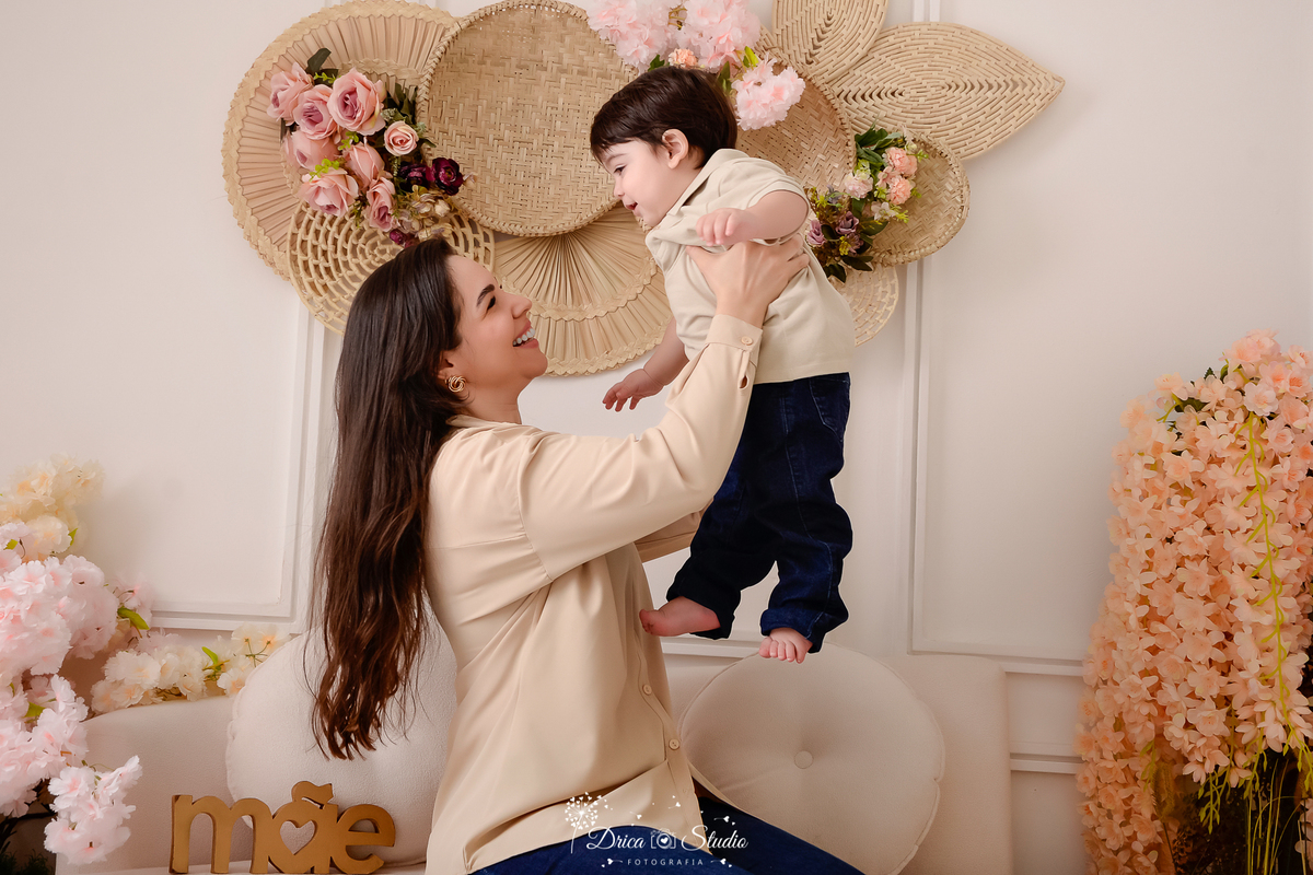 mãe e filho - cenário de dia das mães - cenário com flores - fundo branco -  sofá branco - drica studio - xinguara - pará 