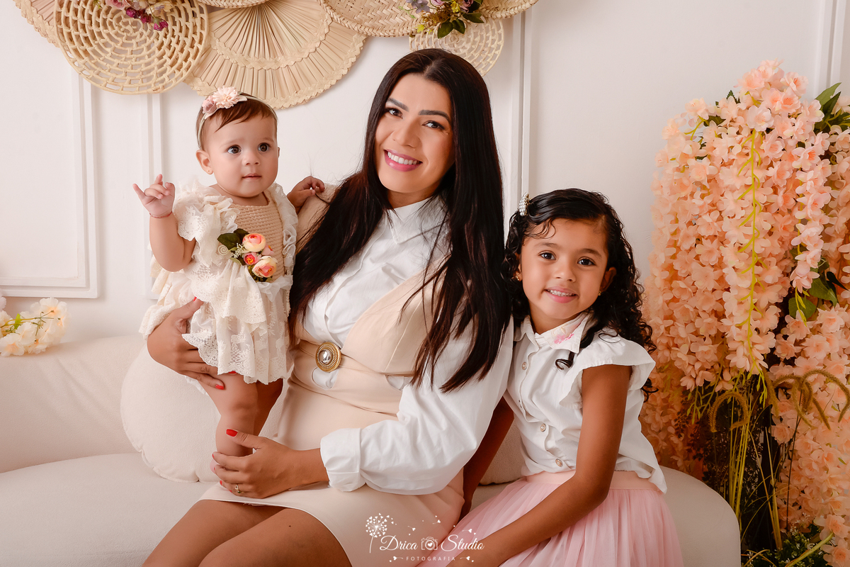 drica studio - especial de dia das mães - mães e filhos - xinguara - pará - mãe e filhas - mãe de 2 - cenário com flores - acompanhamento mensal 