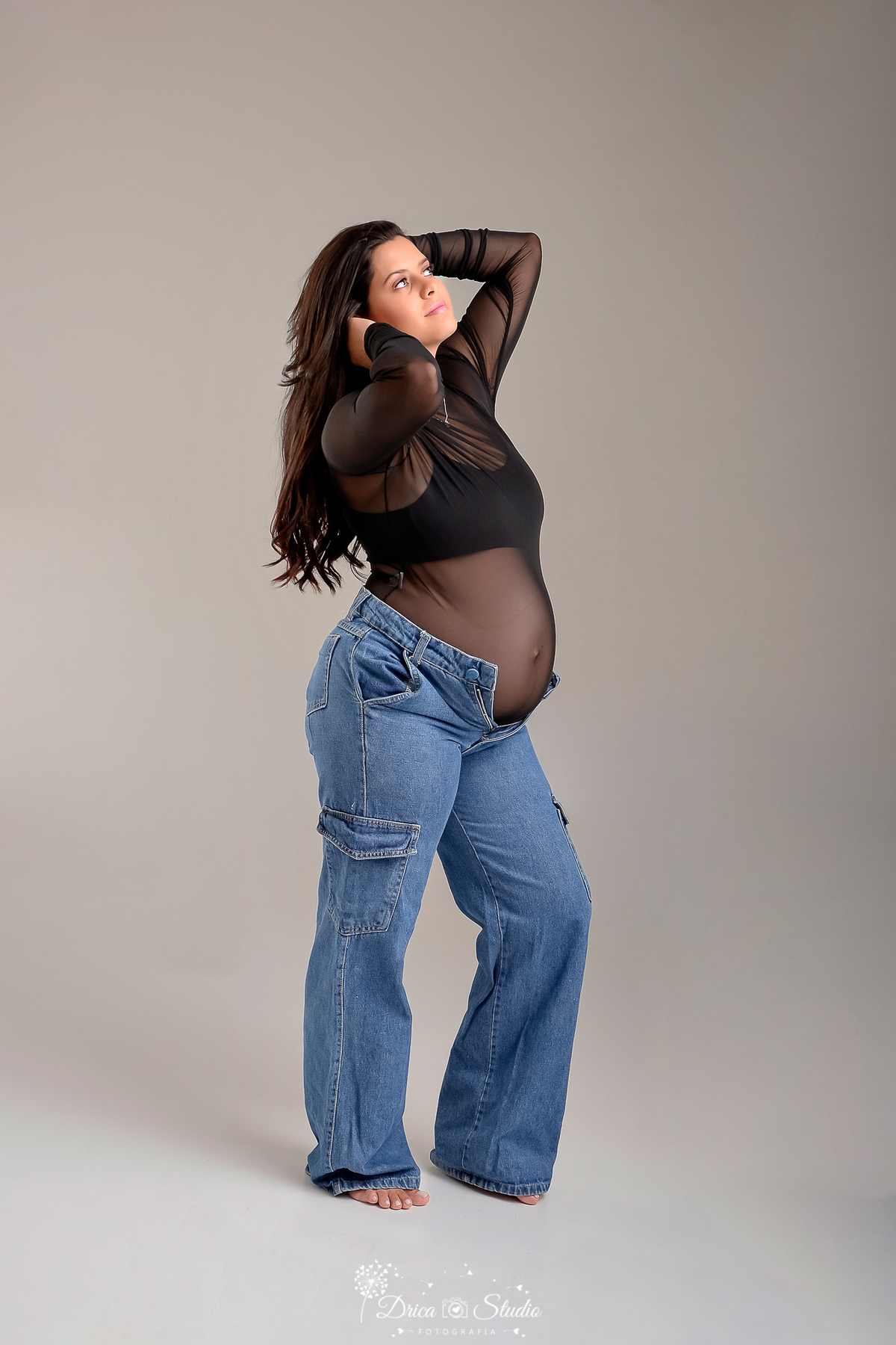 drica studio - xinguara - pará - mamãe de segunda viagem - usando bory preto e calça jeans - foto em fundo branco  - 

