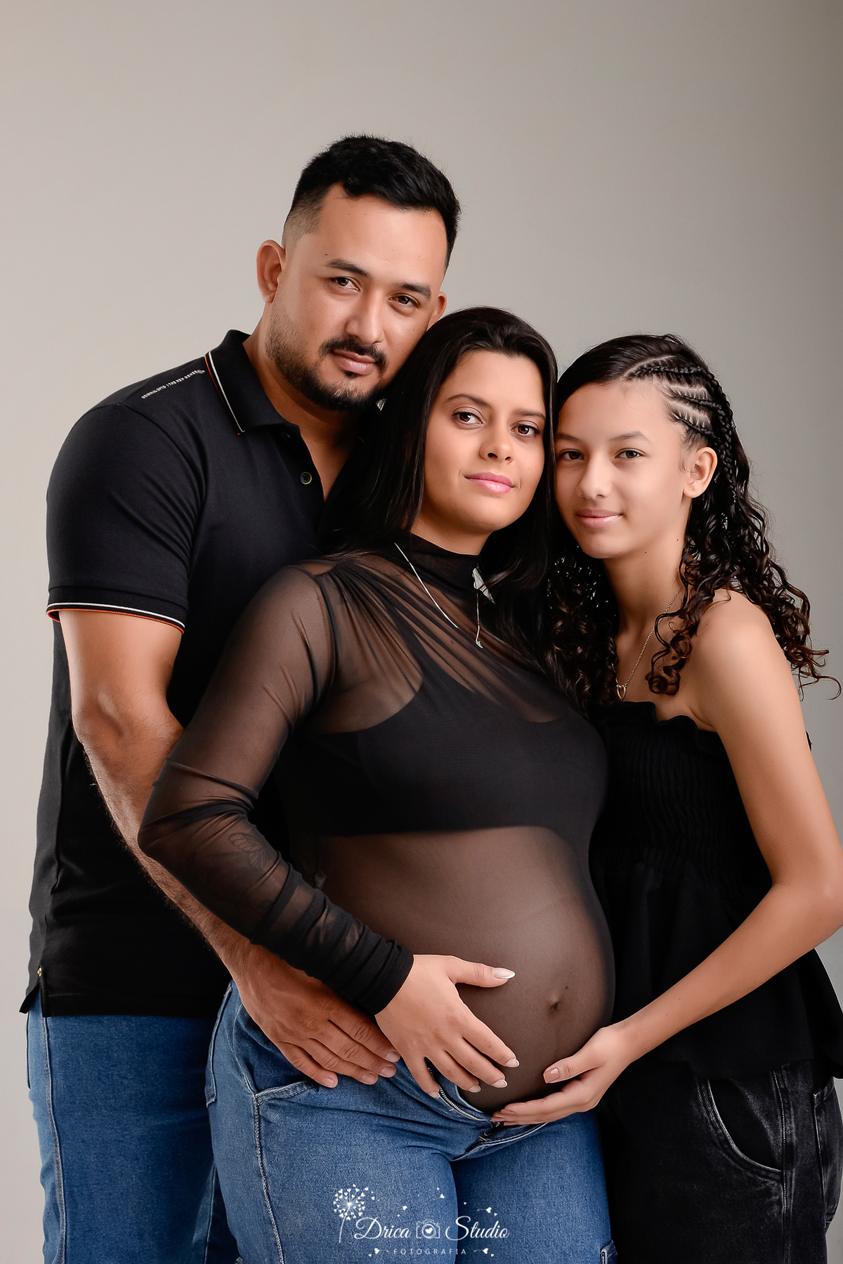 drica studio - xinguara - pará - Familia reunida - mãe, pai e filha - gestante de menino - todos usnado roupa preta 