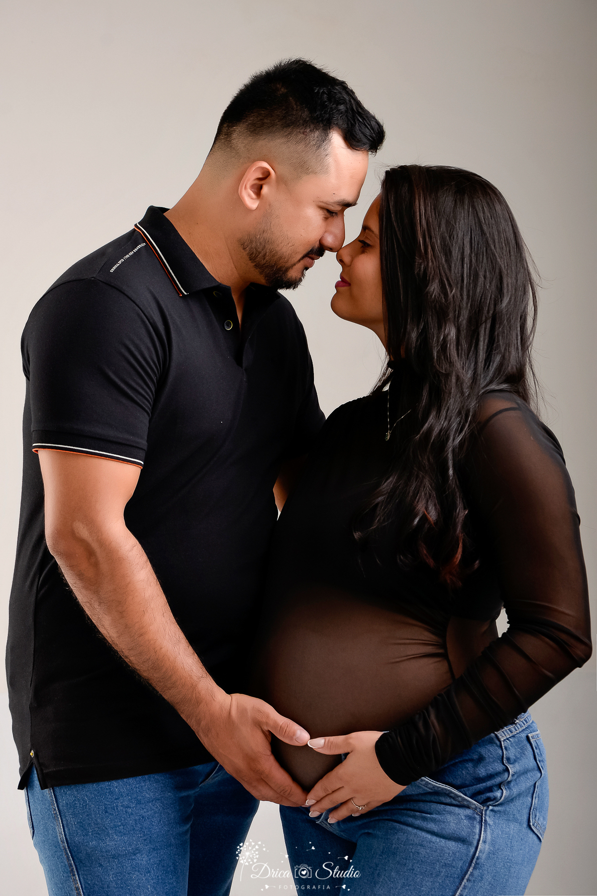 drica studio - xinguara - pará - Mãe e pai - gestante de menino - mamãe usando bory de renda preto - papai usando vamisa preta 
