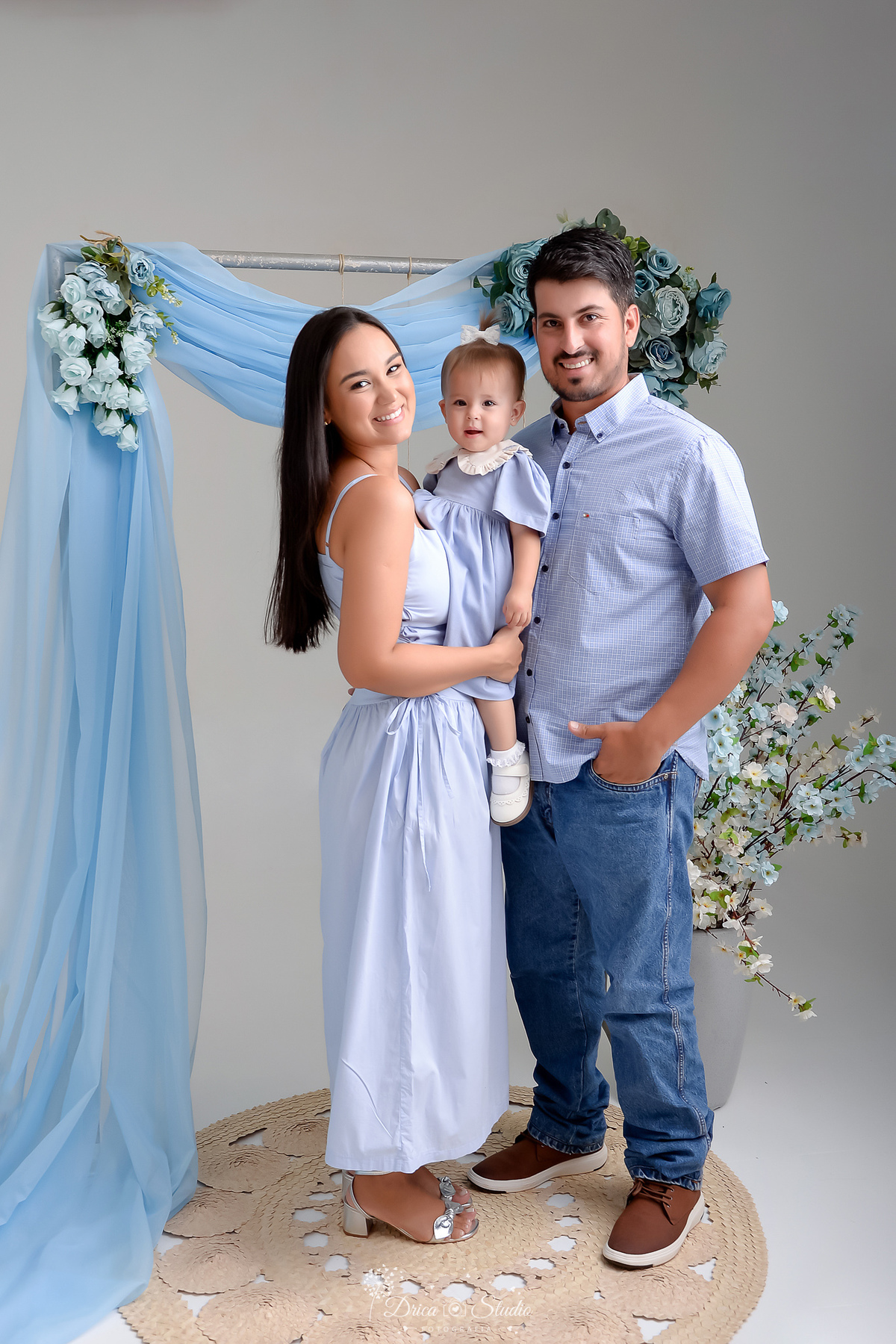 drica studio - fotos familia - xinguara - pará - familia unida - familia usando looks azuis - foto studio - flores azuis ao fundo - 