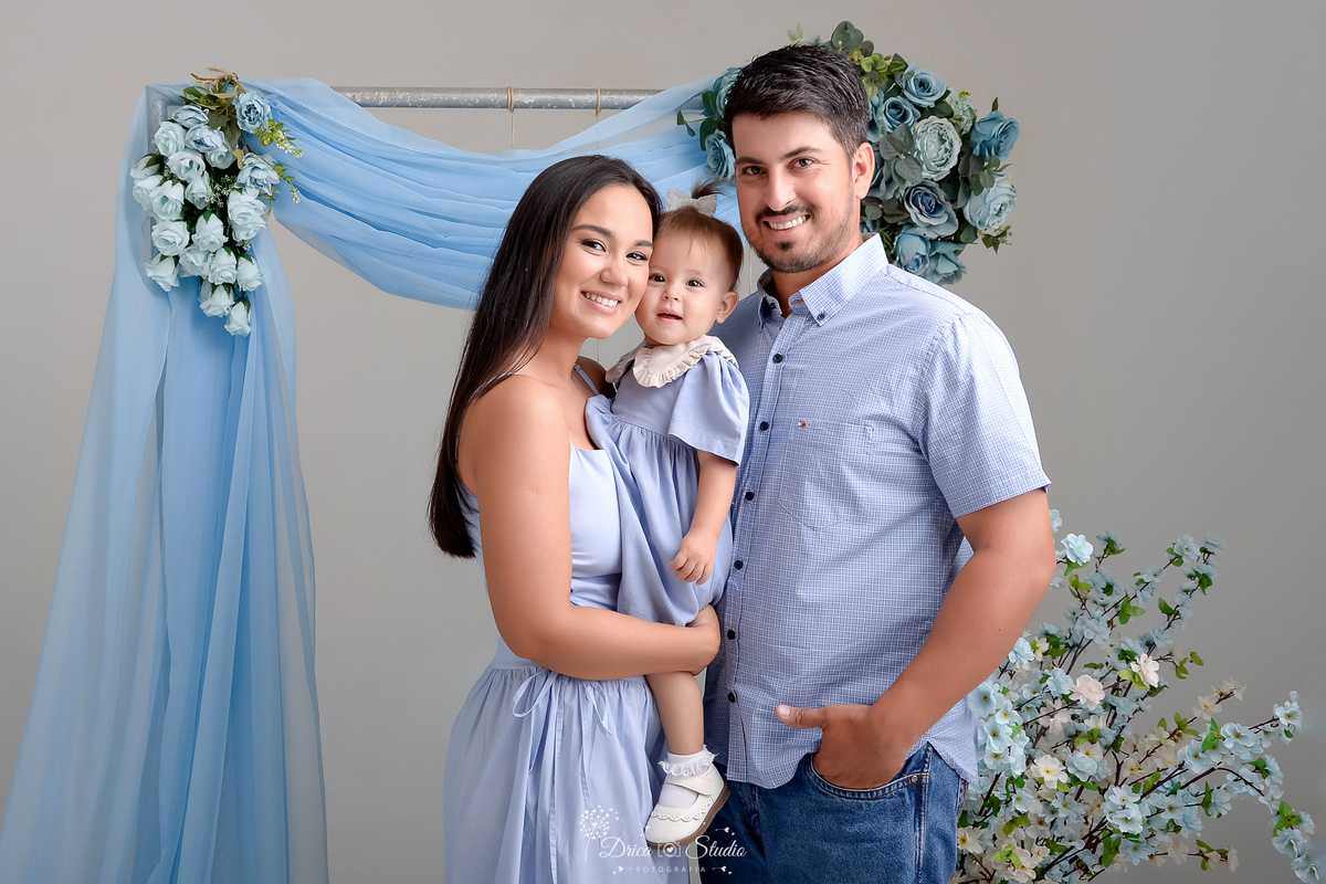 drica studio - fotos familia - xinguara - pará - familia unida - familia usando looks azuis - foto studio flores azuis ao fundo