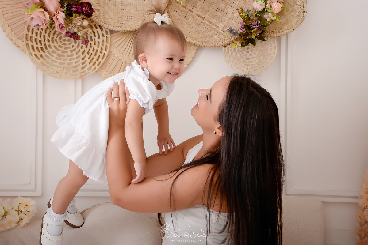 drica studio - fotos familia - xinguara - pará - mãe e filha - usando roupas brancas - mamãe brincando com a bebê - bebê sorrindo 