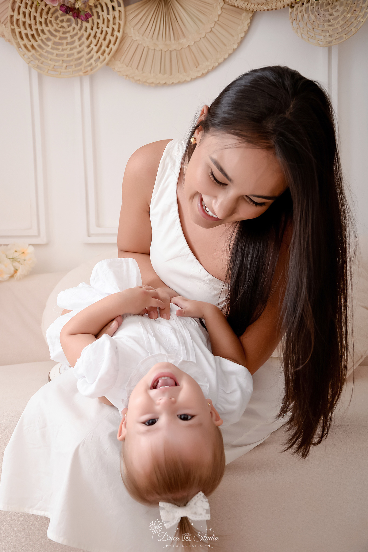 drica studio - fotos familia - xinguara - pará - mãe e filha brincando - bebê sorrindo - mãe e filha usando roupas brancas - cenário de dia das mães 
