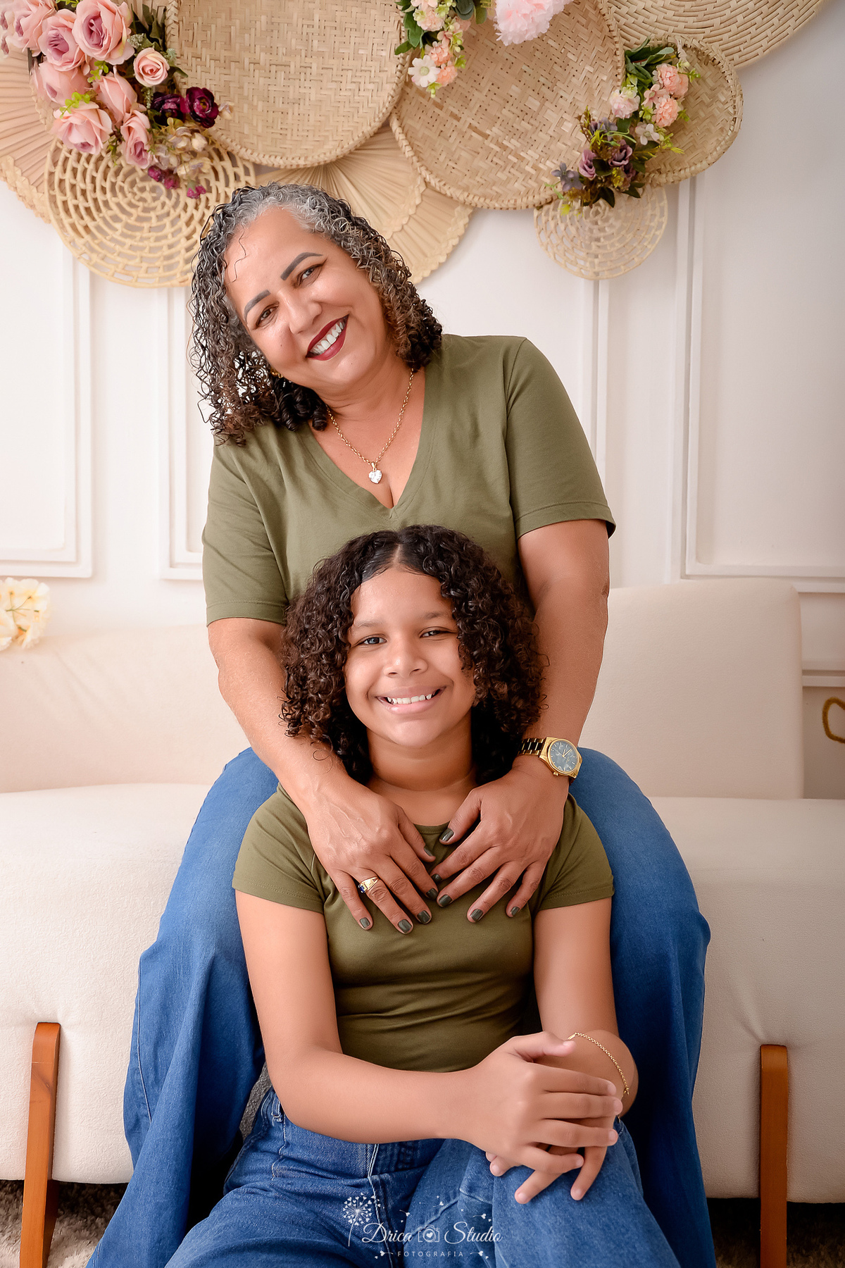 drica studio - ensaio familia - 4 gerações - bizavó - avó - mãe - filha - avó e neta juntas - avó sentada no sofá - usando camisas verdes no memso tom - e calça jeans 