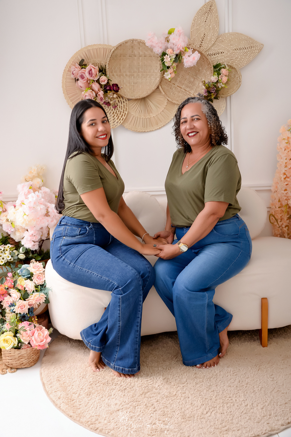 drica studio - ensaio familia - 4 gerações - bizavó - avó - mãe - filha - mãe e filha juntas - de mãos dadas em cenário de dia das mães - usando camisa verdes no mesmo tom - e calça jeans - escontro de familia 