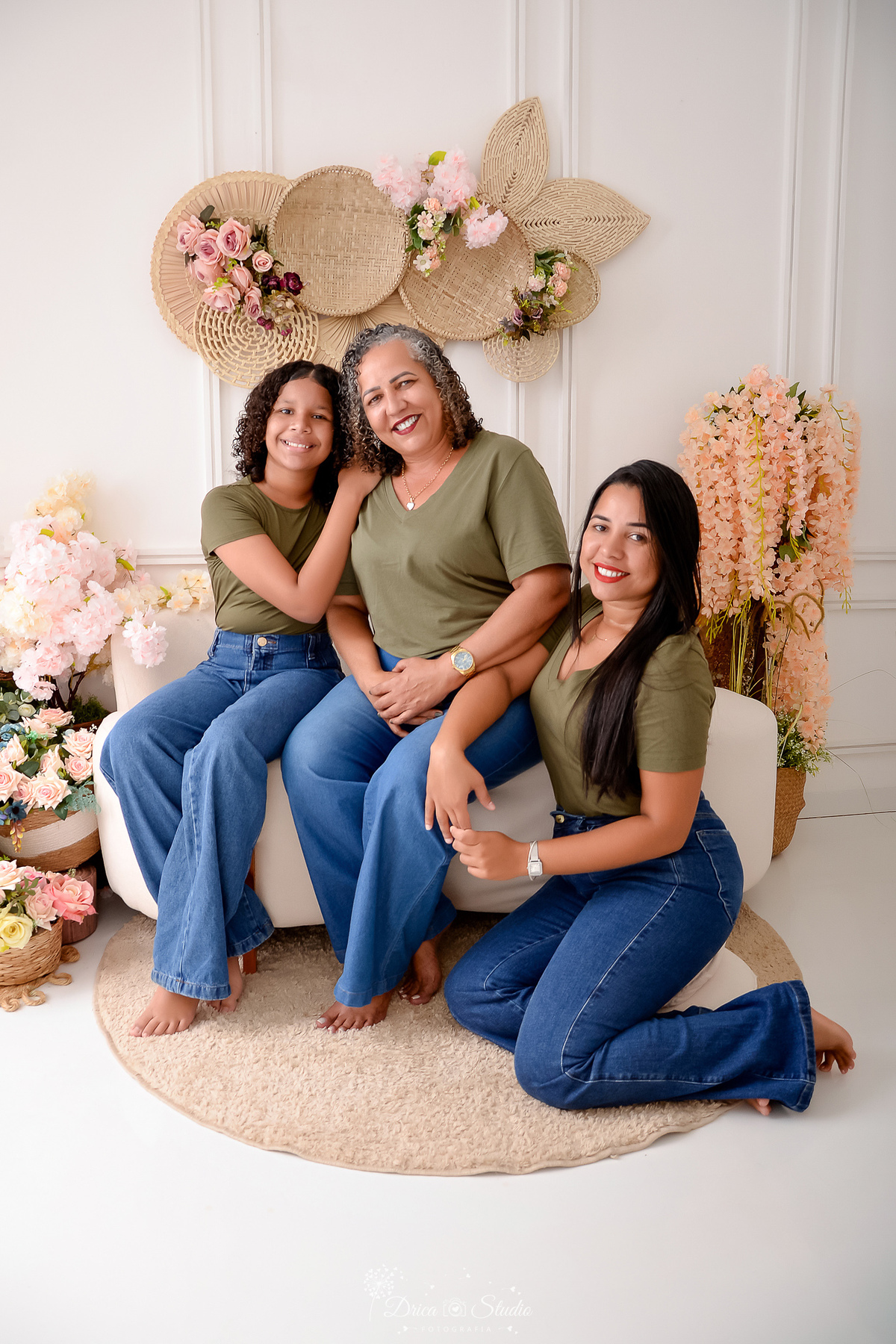 drica studio - ensaio familia - 4 gerações - bizavó - avó - mãe - filha - avó, filha e neta juntas - sentadas sobre sofá - em cenário de dia das mães - usando camisas verdes e calça jeans - encontro de familia - 