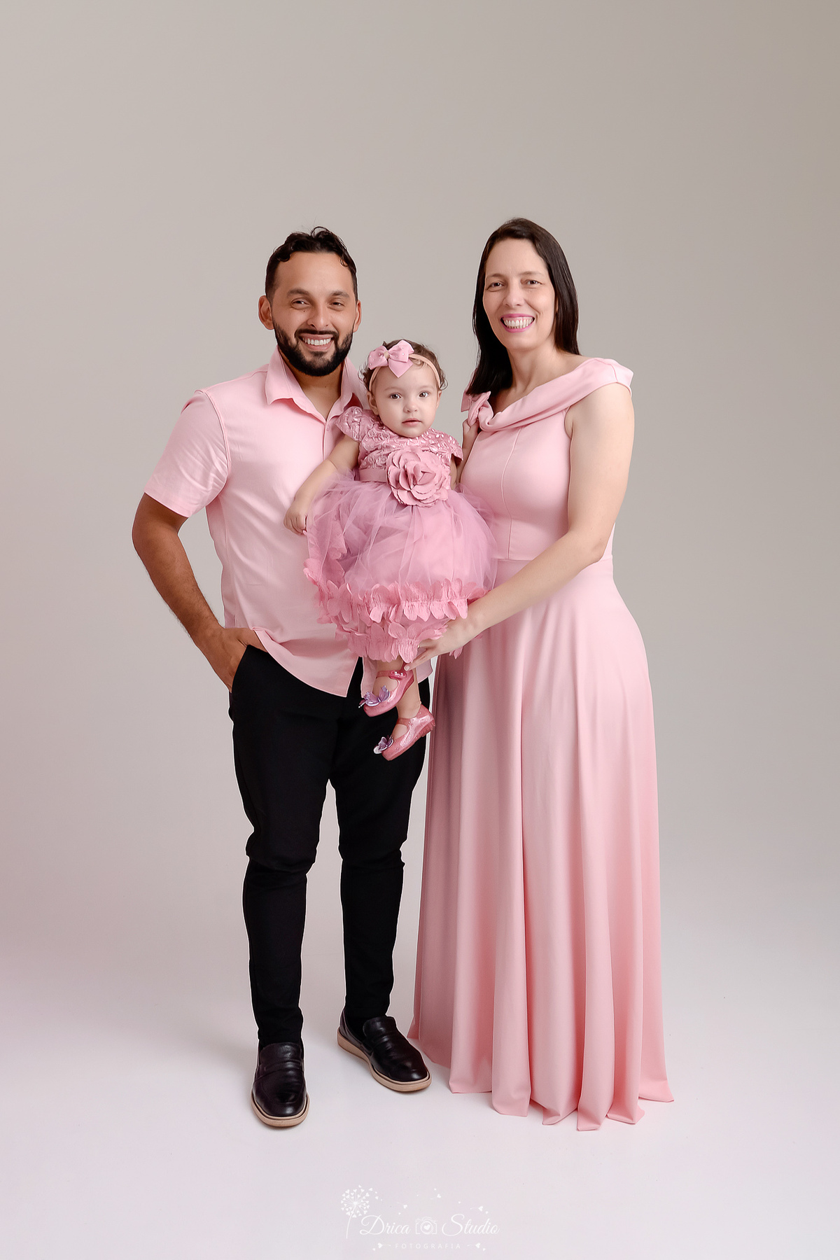drica studio - smash the cake - jardim encantado - fotos em estudio - familia - usando roupas rosas - foto em estudio 