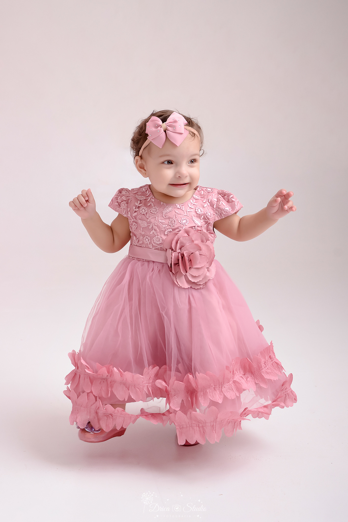drica studio - smash the cake - jardim encantado - fotos em estudio - bebê usando vestido rosa - dando os primeiros passinhos - usnado vestido com flores
