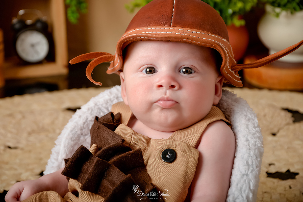 -DricaStudio -AcompanhamentoMensal -FotografiaInfantil -XinguaraPA -Cordel -Nordeste -EnsaioInfantil -Bebês -MemóriasParaSempre - bebe usando chaoeu de couro 